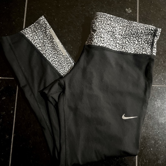 🧘 Women's Nike Dri-Fit Leggings crop yoga band in Black Size Medium EUC - Picture 1 of 4